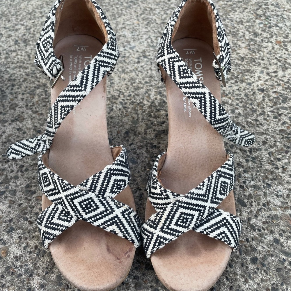 Tom’s. Size 6 black/ white. Sandal